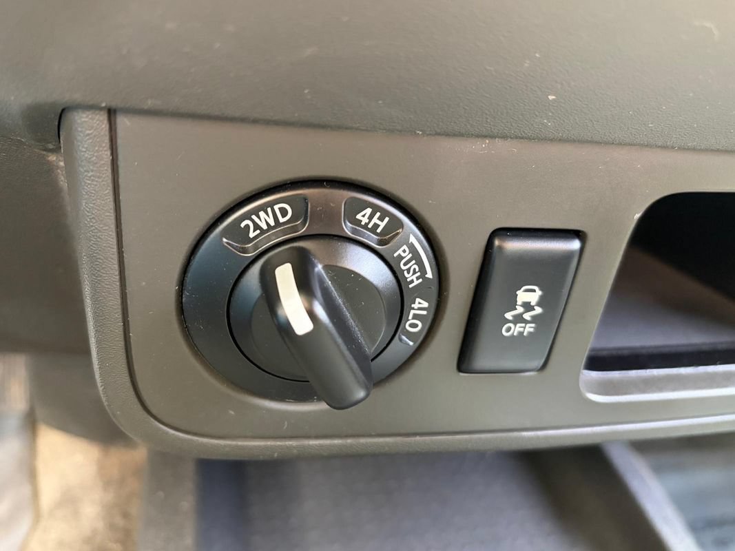 Used 2018 Nissan Frontier SV AWD/4WD image 14