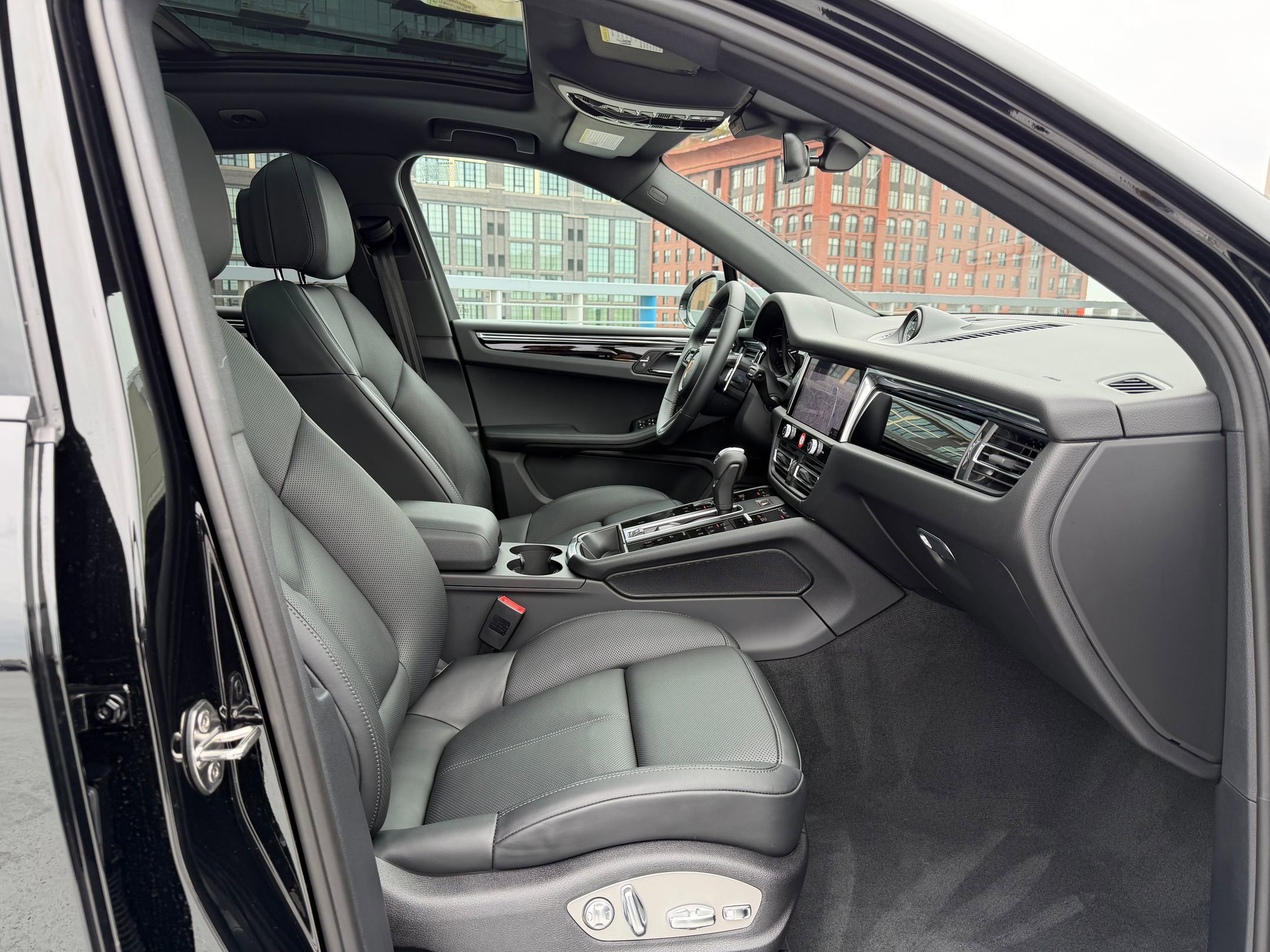 Certified 2026 Porsche Macan AWD/4WD image 15