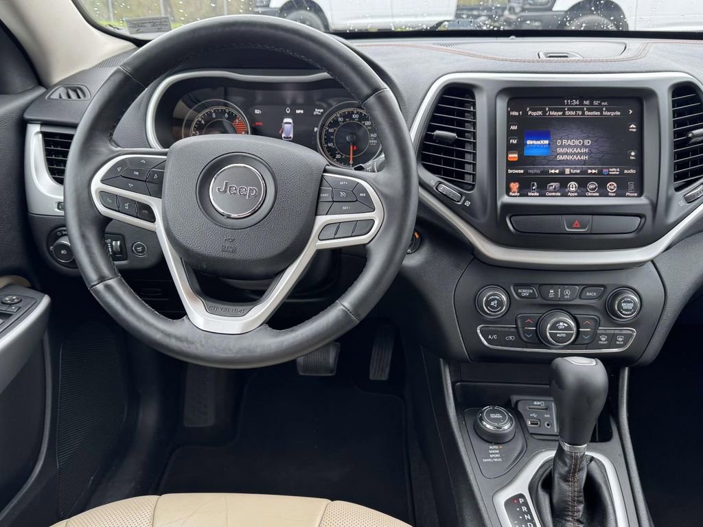Used 2017 Jeep Cherokee Limited w/ Luxury Group AWD/4WD image 18