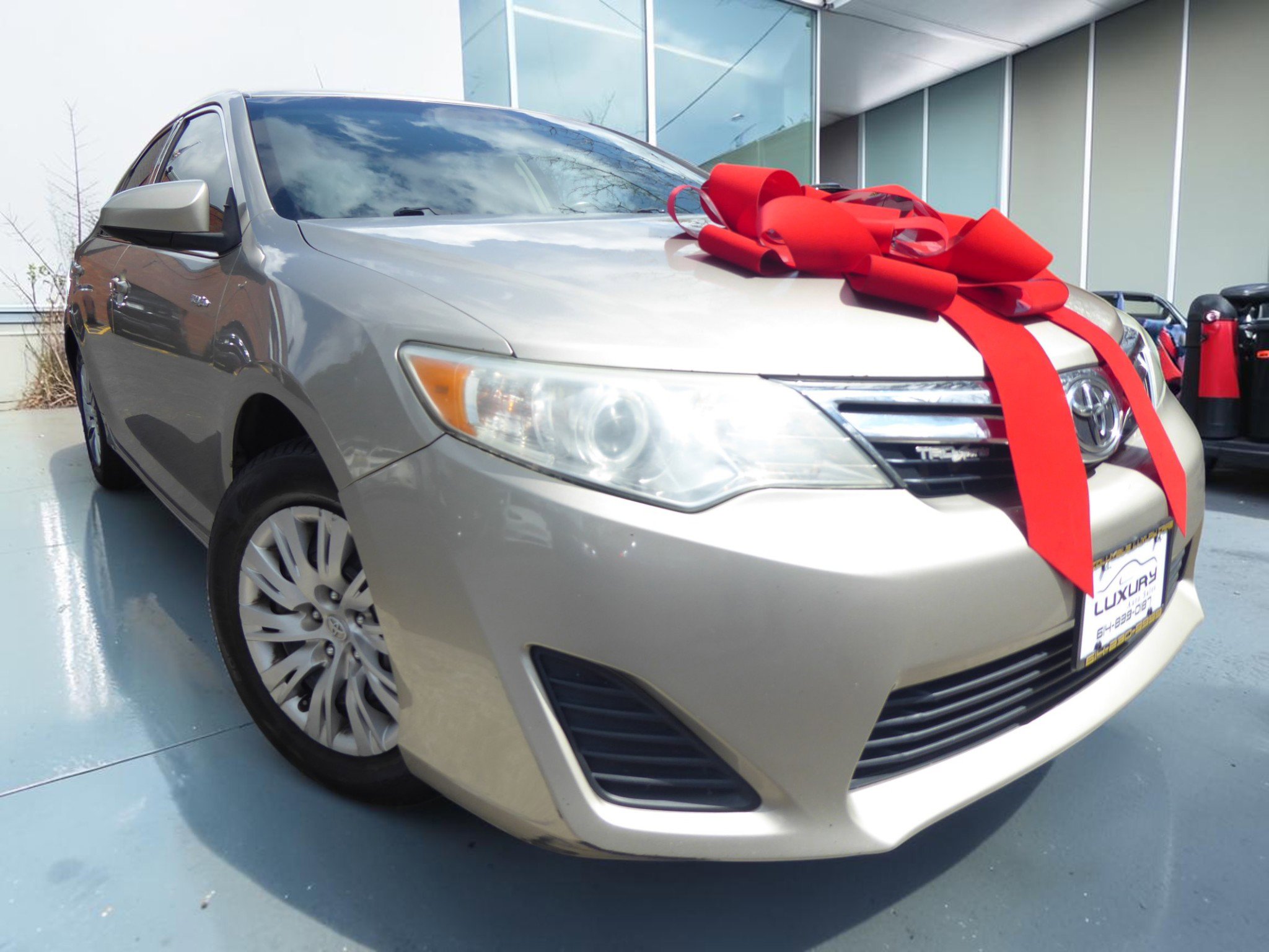 Used 2014 Toyota Camry LE image 1