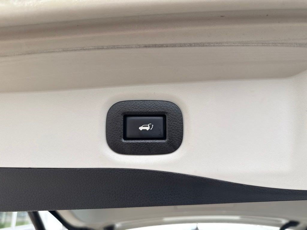 Used 2016 Nissan Rogue SV w/ SV Premium Package AWD/4WD image 7