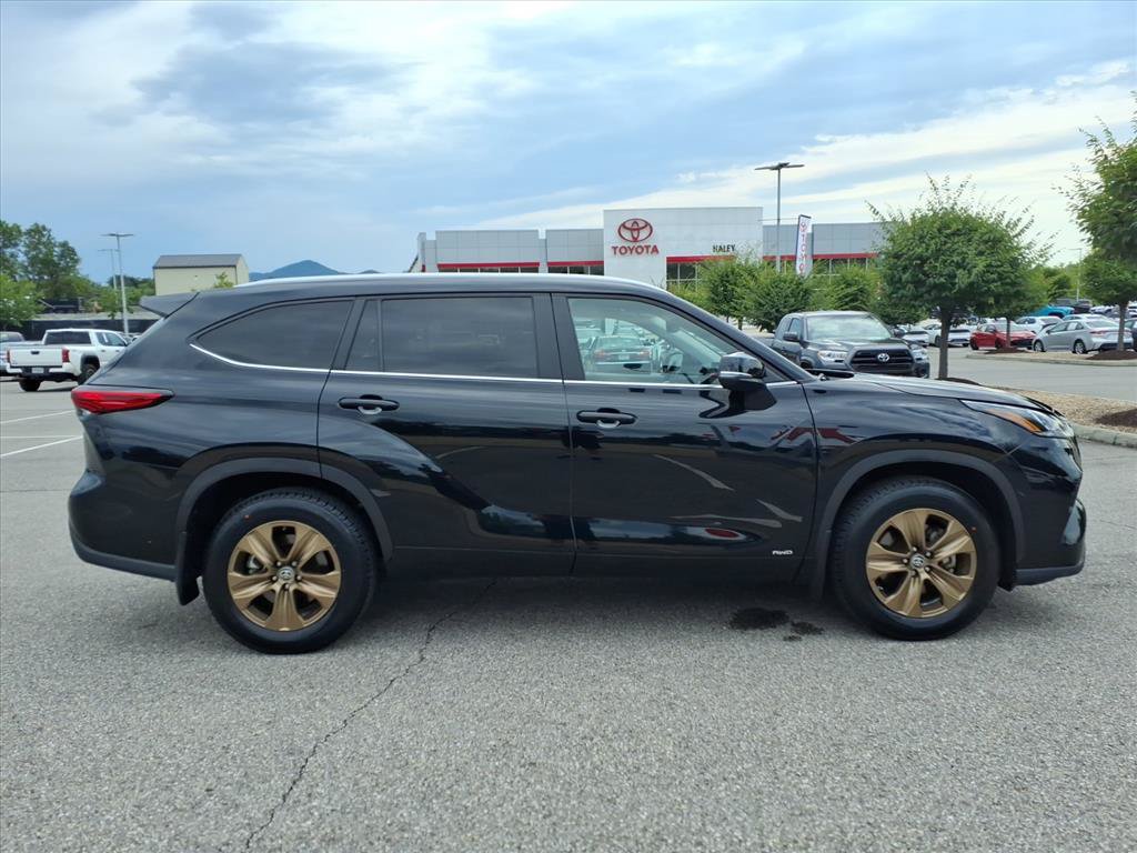Used 2023 Toyota Highlander Bronze Edition AWD/4WD image 3