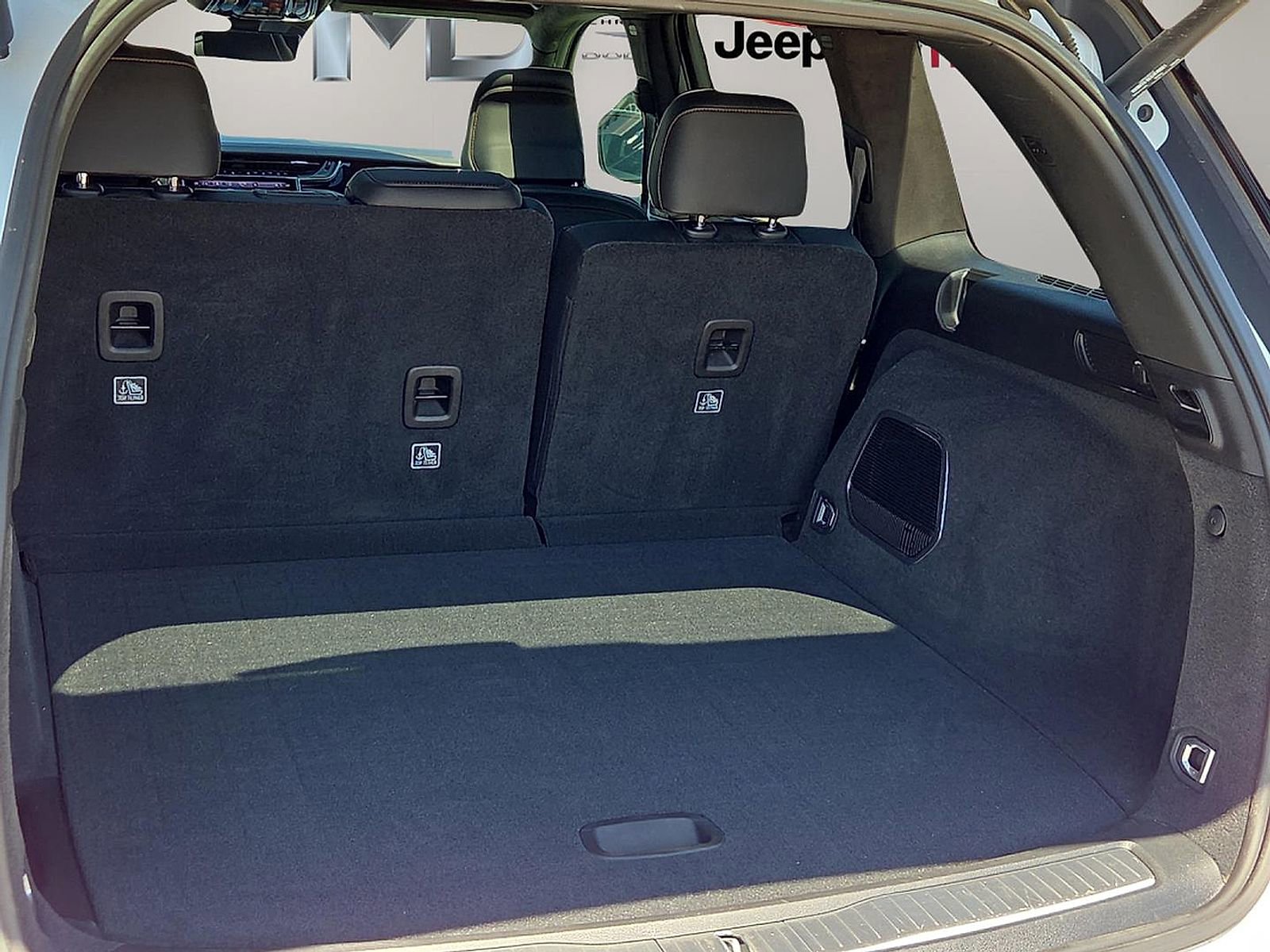 Used 2023 Jeep Grand Cherokee Summit AWD/4WD image 8