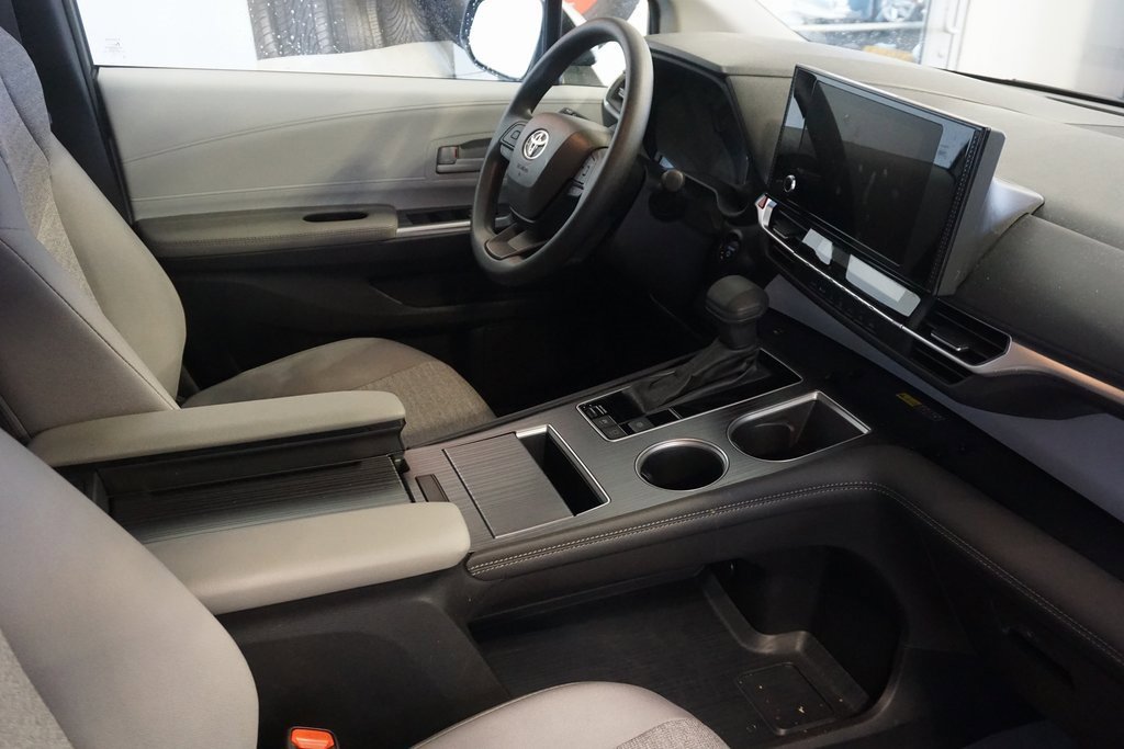 Used 2025 Toyota Sienna LE image 22