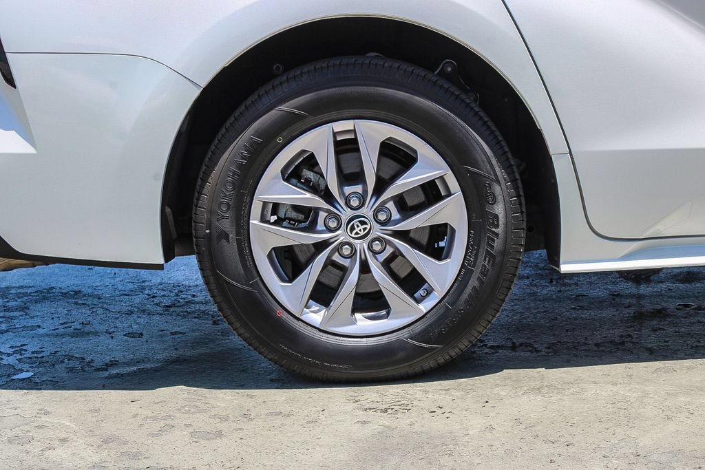 Used 2021 Toyota Sienna XLE w/ XLE Plus Package FWD image 11