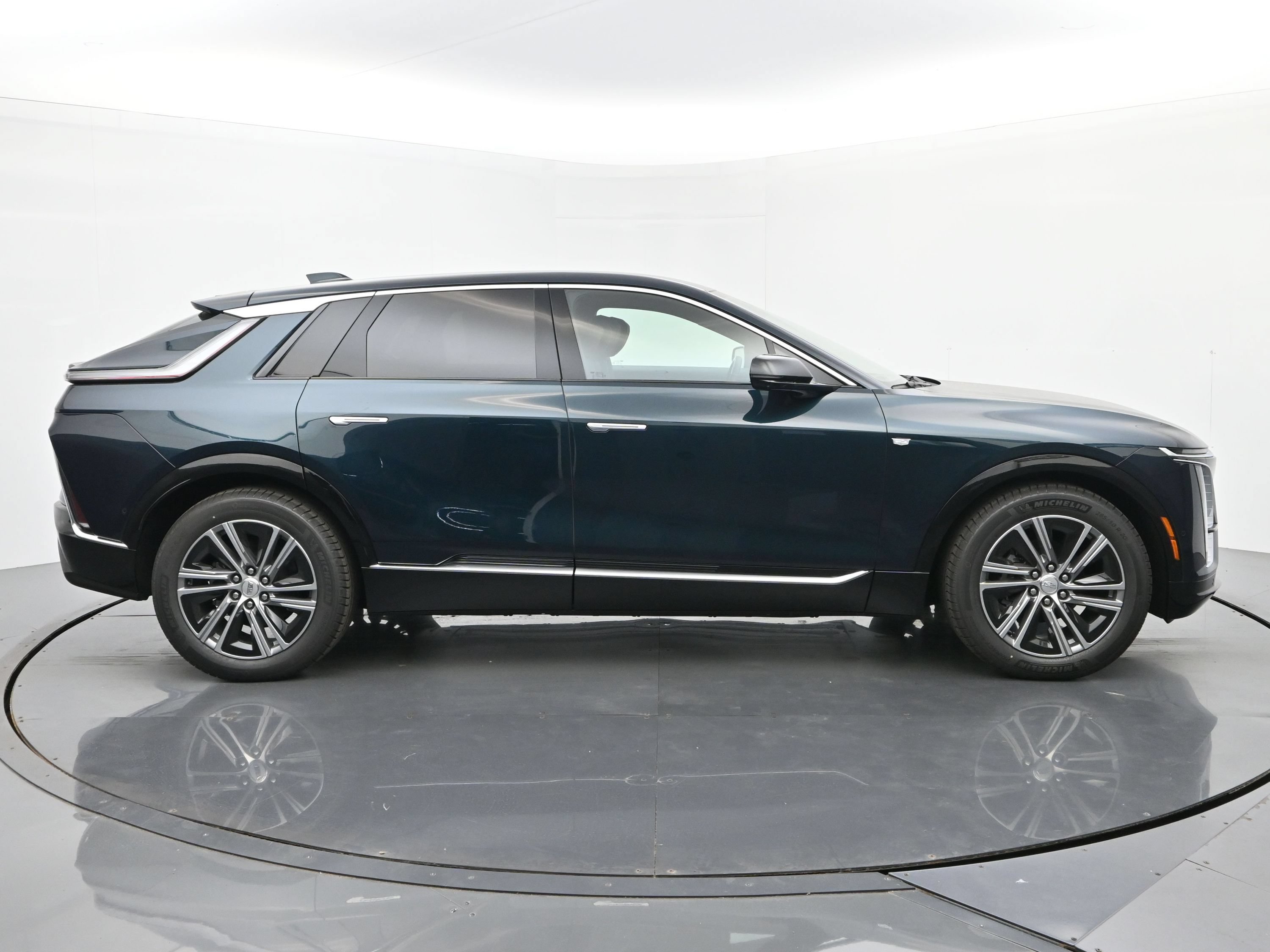 New 2026 Cadillac Lyriq Luxury w/ LPO, Floor Liner Package AWD/4WD image 6
