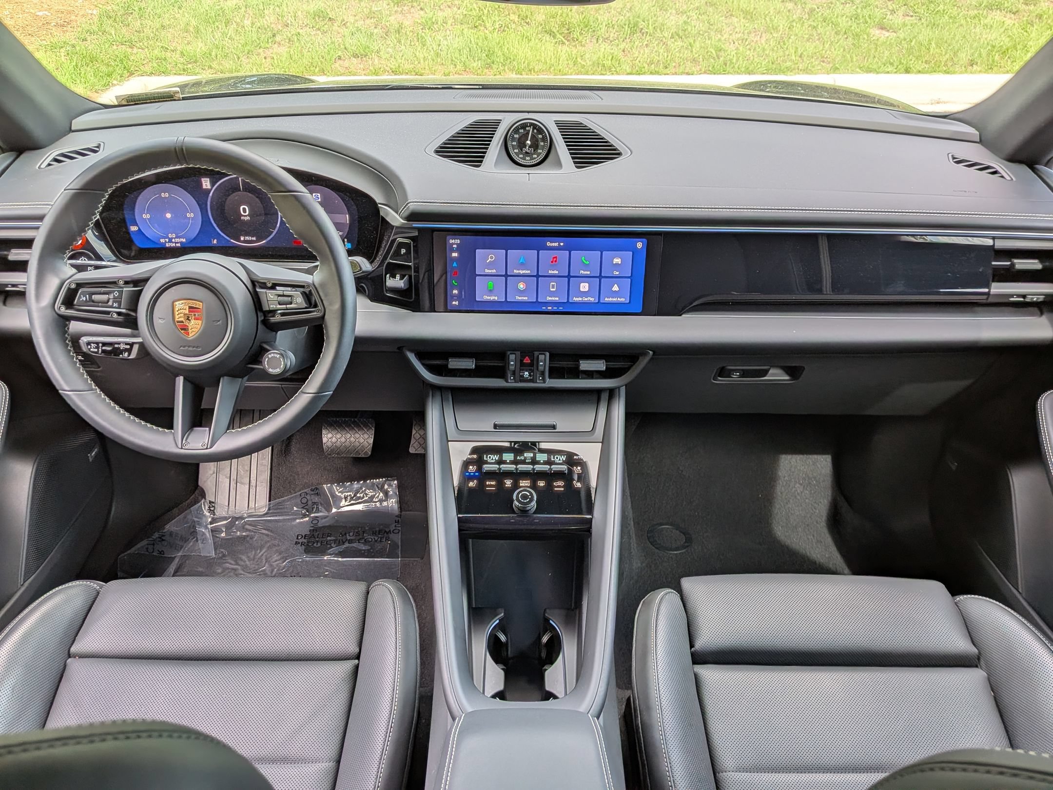 Certified 2025 Porsche Macan Electric RWD image 22