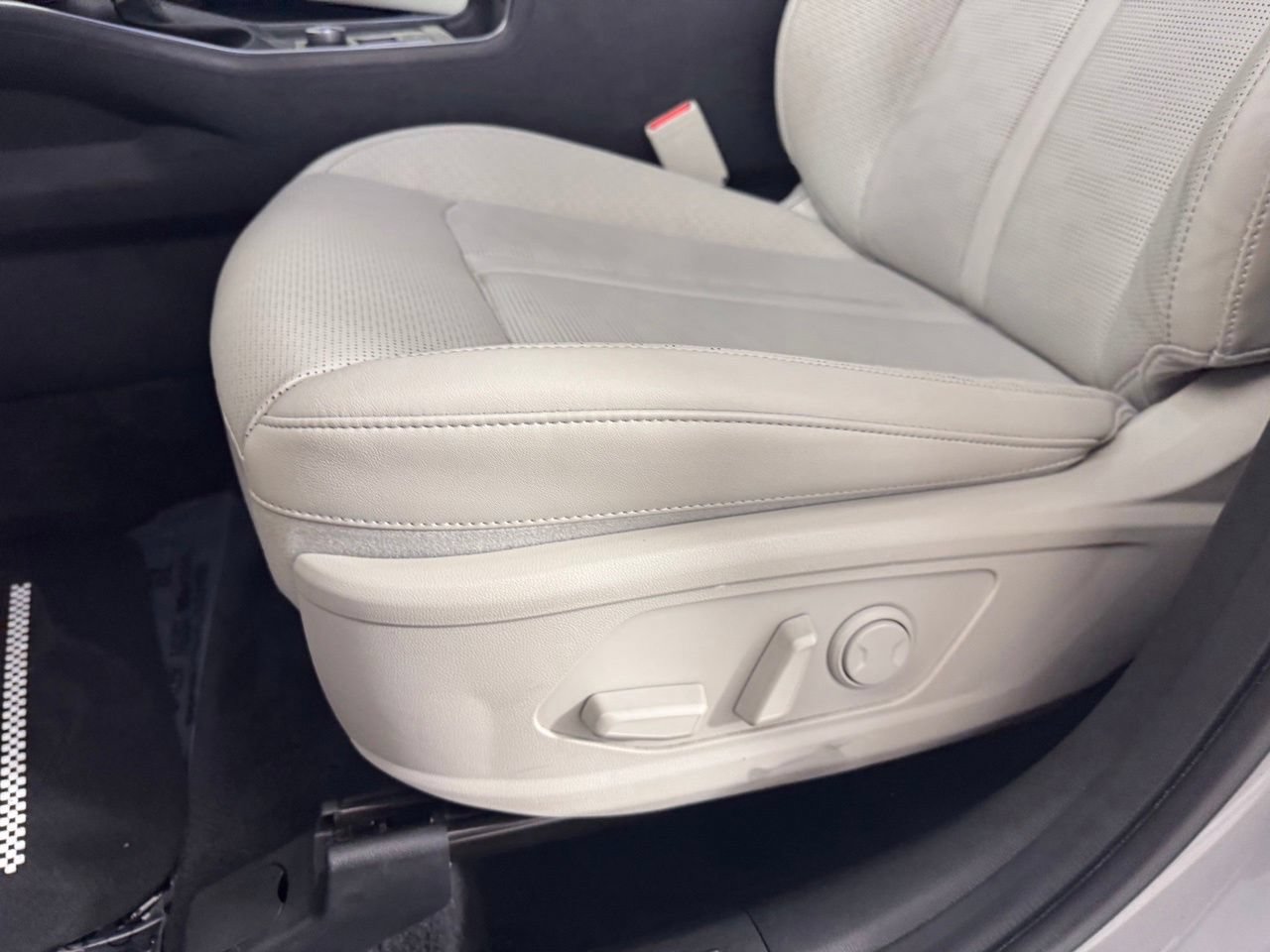 Used 2024 Kia Sorento EX w/ Panoramic Sunroof Package FWD image 13