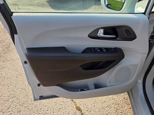 Used 2021 Chrysler Pacifica Touring-L w/ Uconnect Theater Family Group AWD/4WD image 10