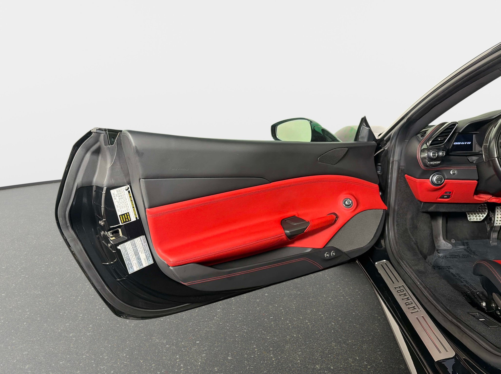 Used 2018 Ferrari 488 GTB RWD image 28