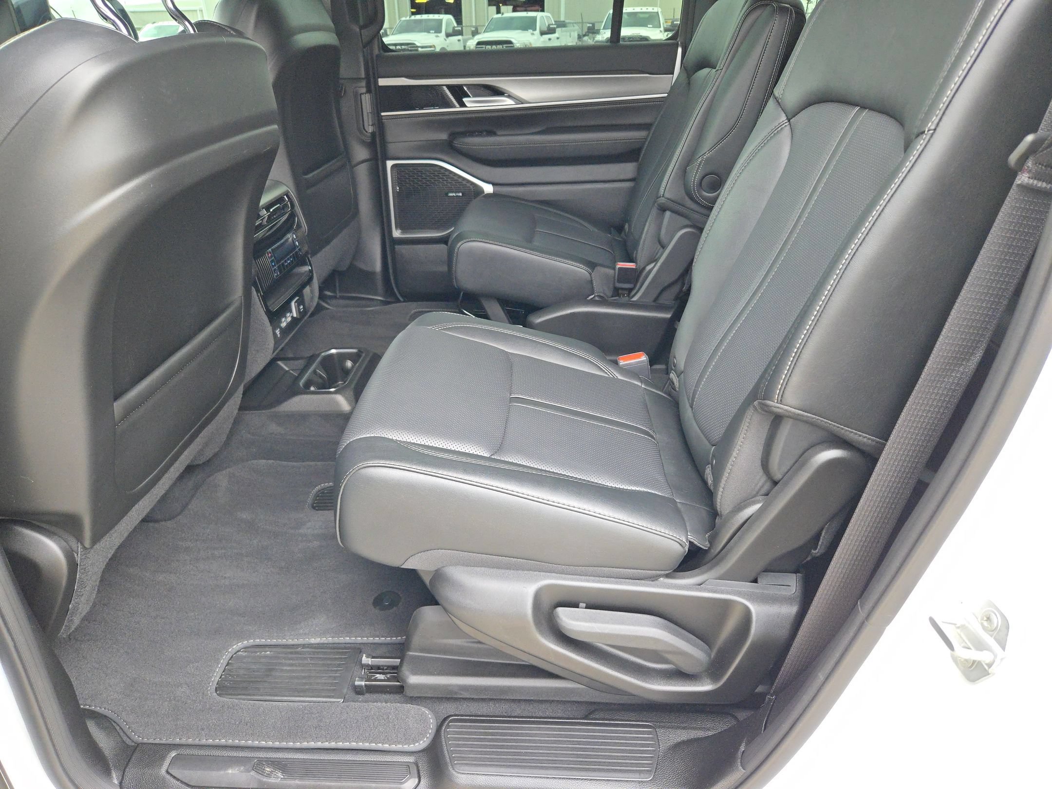 Used 2025 Jeep Wagoneer Series II AWD/4WD image 13