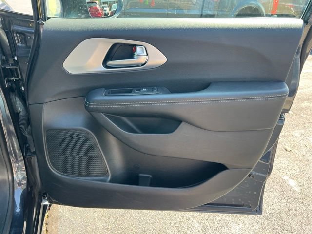 Used 2019 Chrysler Pacifica Touring Plus w/ S Appearance Package FWD image 35