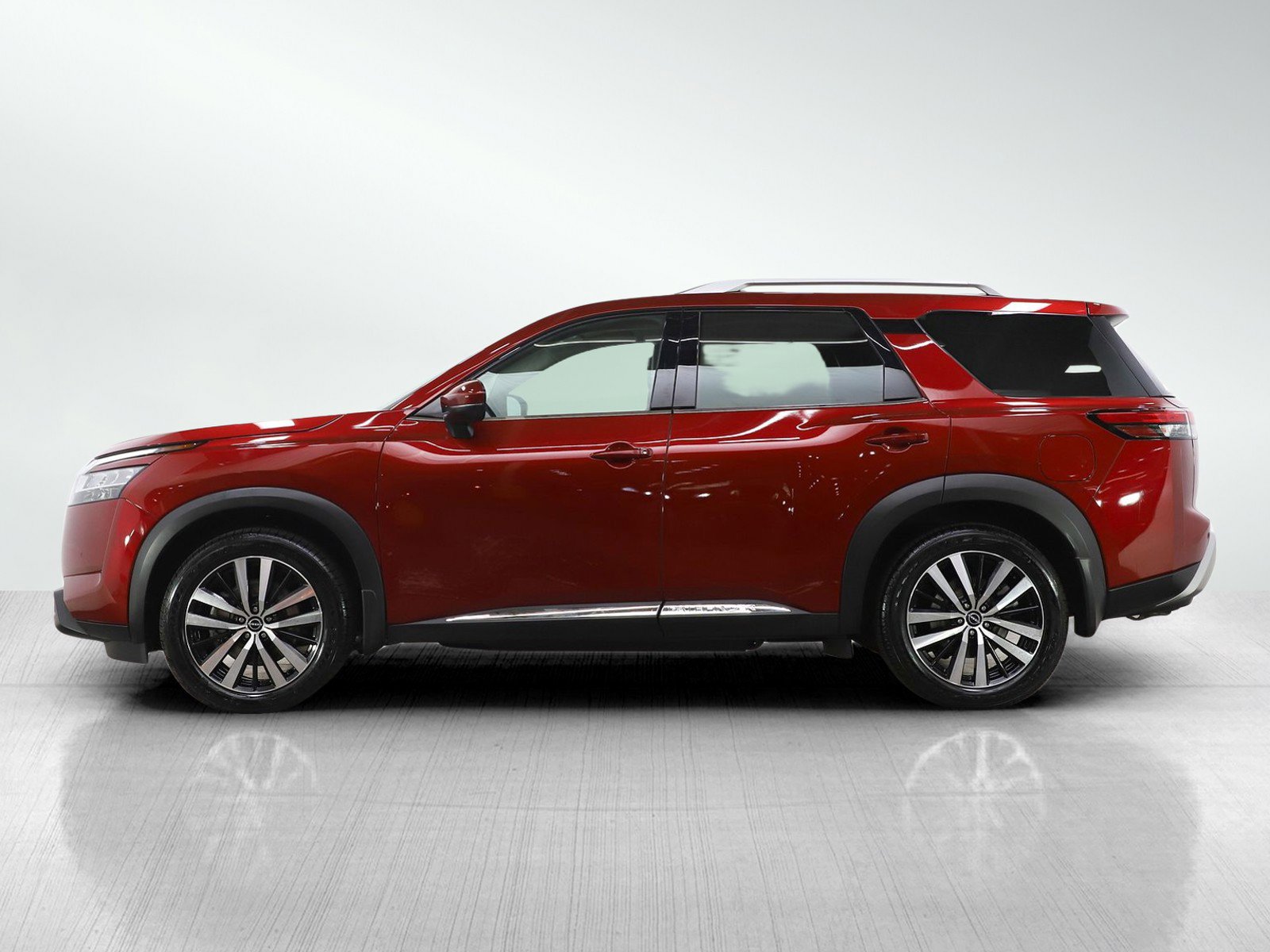Used 2024 Nissan Pathfinder Platinum AWD/4WD image 2