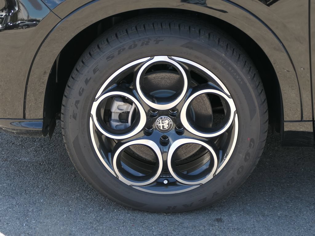 Used 2025 Alfa Romeo Tonale w/ Premium Package AWD/4WD image 7