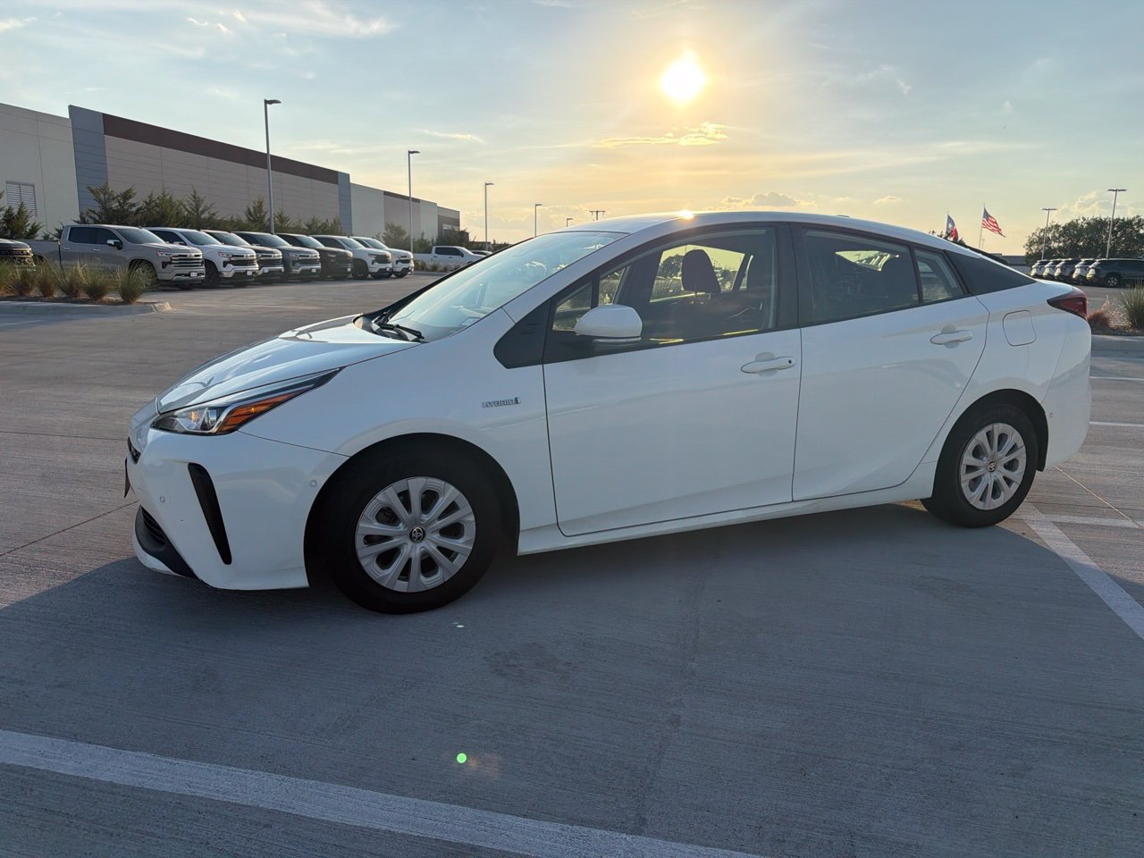 Used 2022 Toyota Prius LE FWD image 2