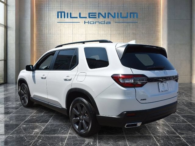 Used 2025 Honda Pilot Sport image 3