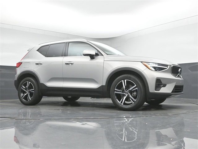 Used 2023 Volvo XC40 B5 Plus image 34