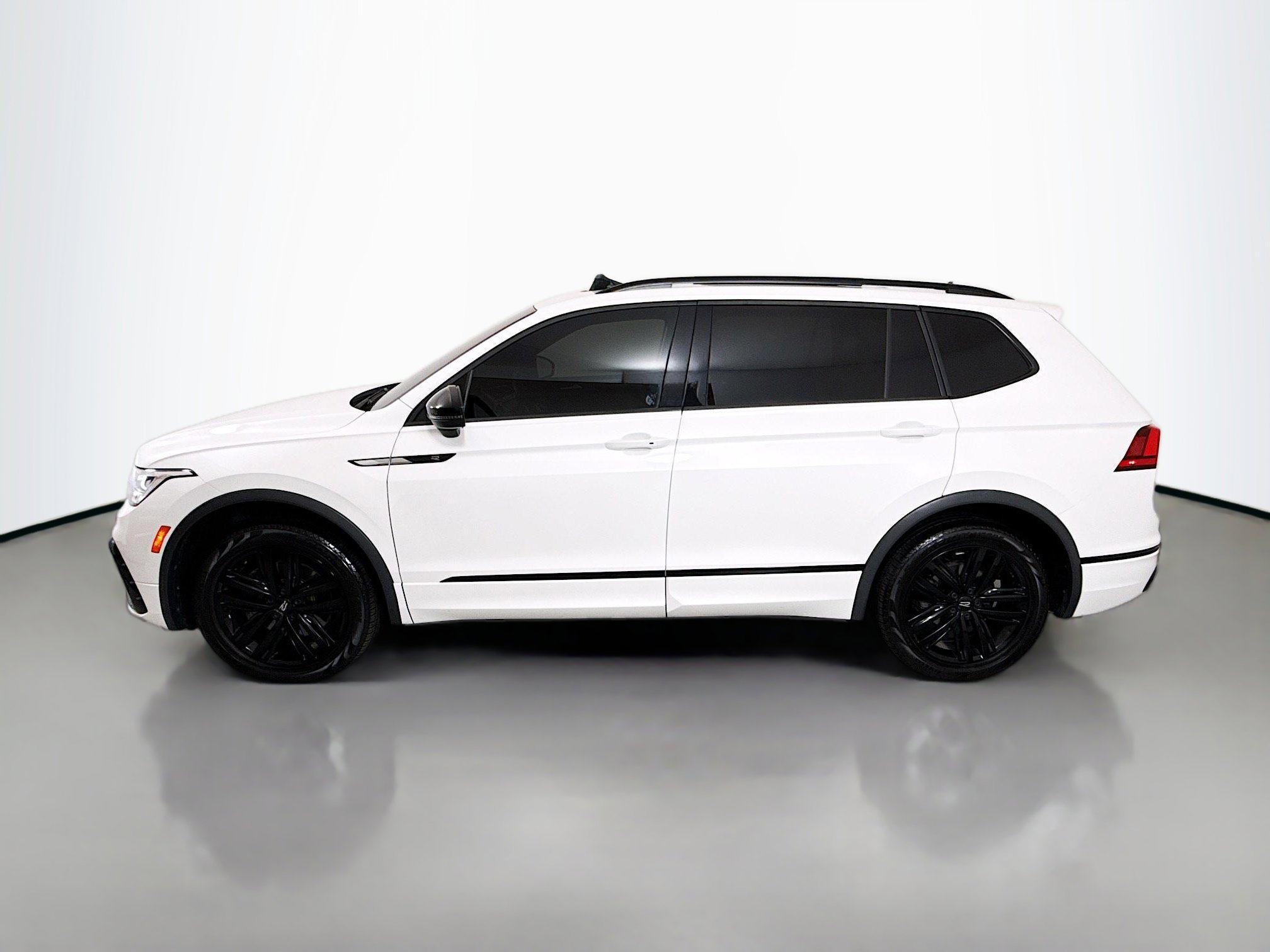 Used 2022 Volkswagen Tiguan SE R-Line AWD/4WD image 4