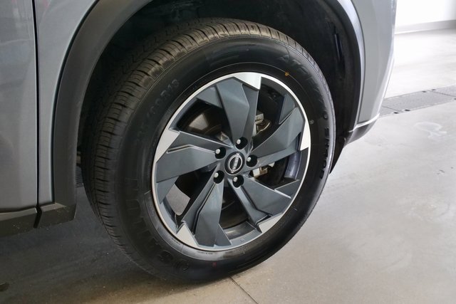 Used 2025 Nissan Rogue SV image 8