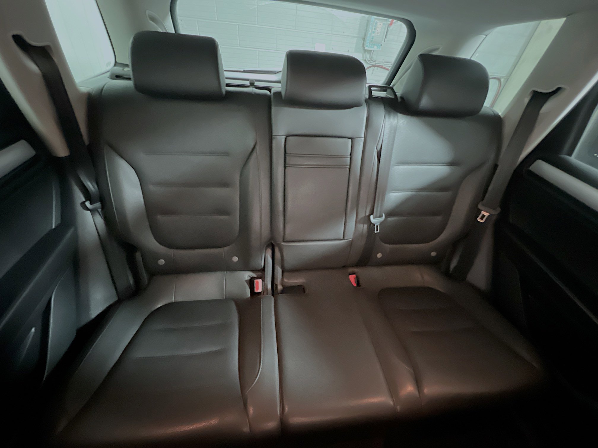 Used 2014 Volkswagen Touareg Sport image 33