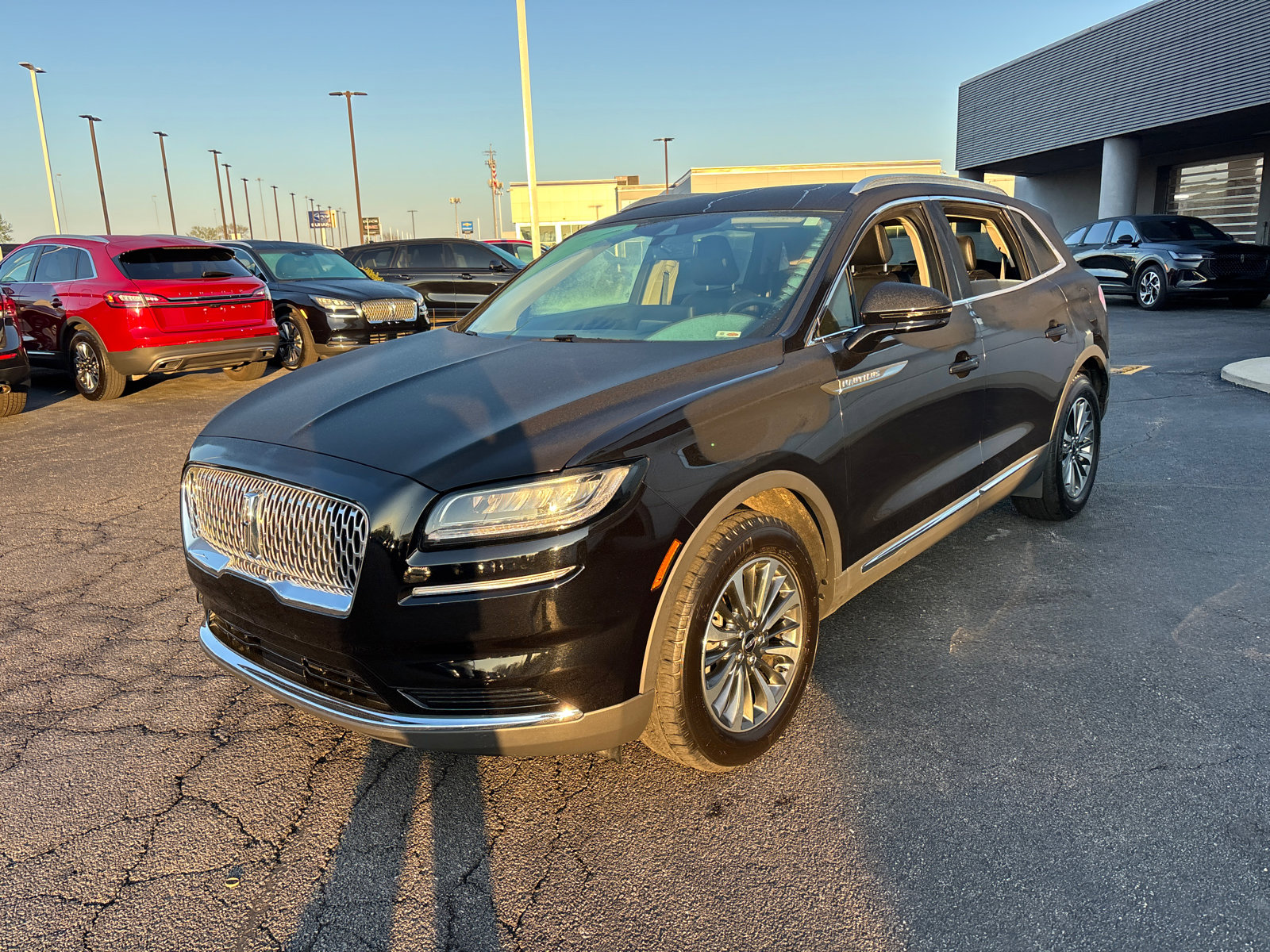 Used 2023 Lincoln Nautilus FWD image 3