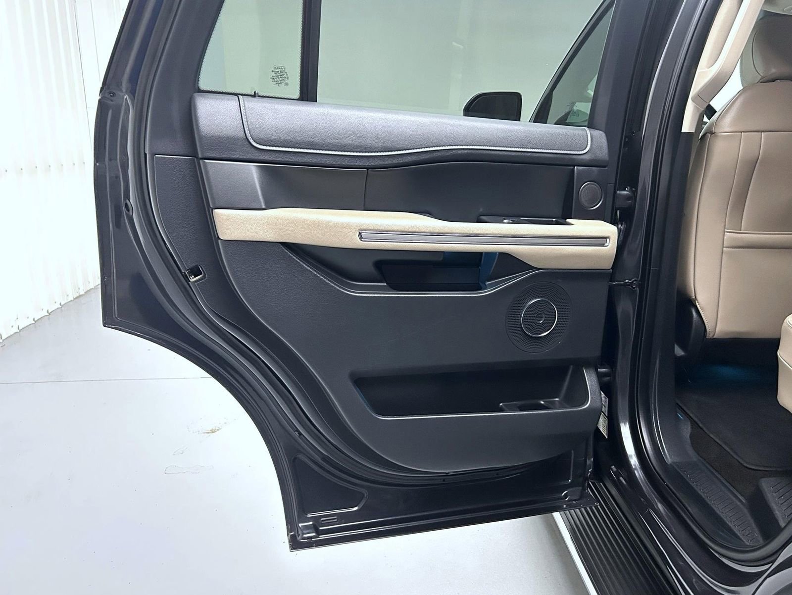 Used 2022 Ford Expedition Limited image 21
