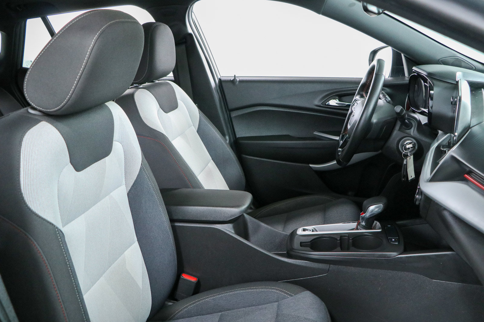 Used 2024 Chevrolet Trax RS w/ Sunroof Package FWD image 27