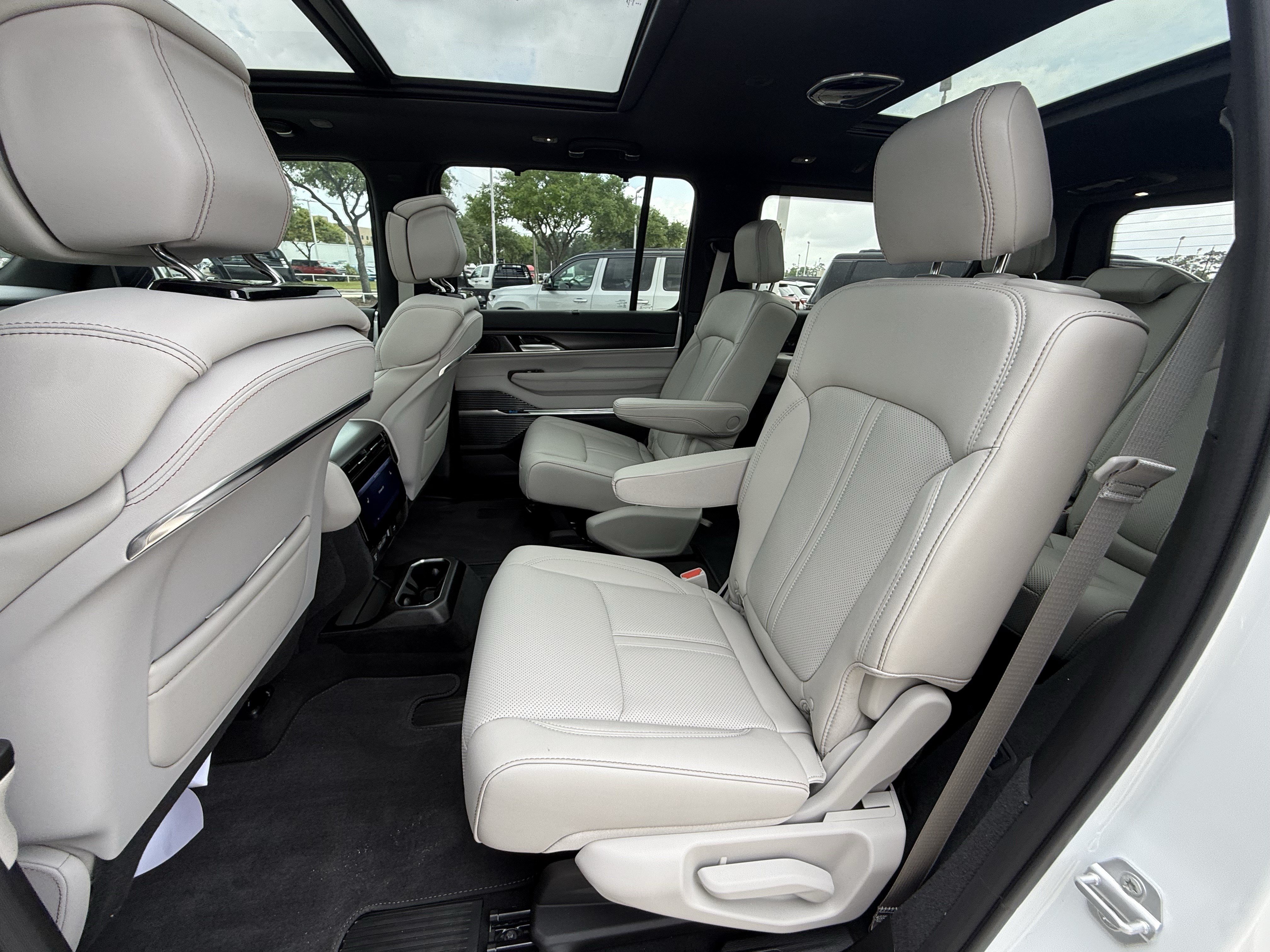 New 2026 Jeep Grand Wagoneer Summit AWD/4WD image 17