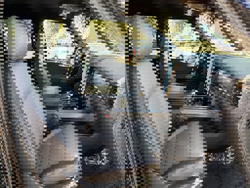 Used 2022 Ford F150 Lightning Lariat image 40