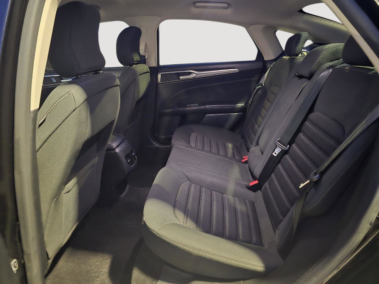 Used 2019 Ford Fusion SE image 25