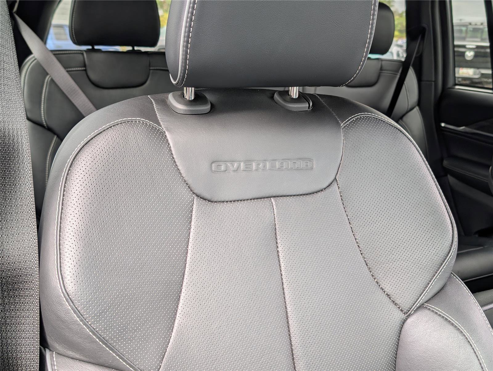 Used 2023 Jeep Grand Cherokee Overland w/ Advanced Protech Group III image 16