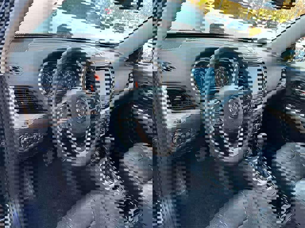 Used 2018 Jeep Cherokee Limited w/ Technology Group image 2