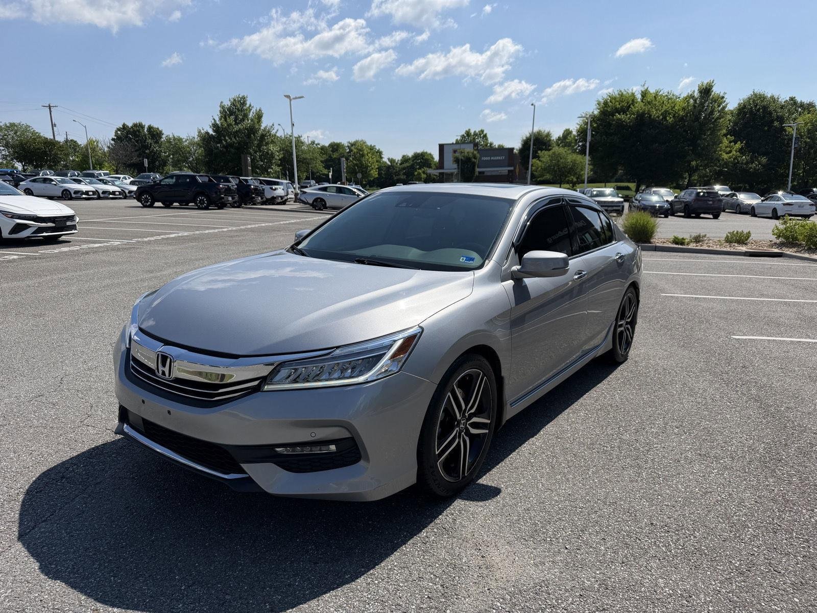 Used 2017 Honda Accord Touring image 4
