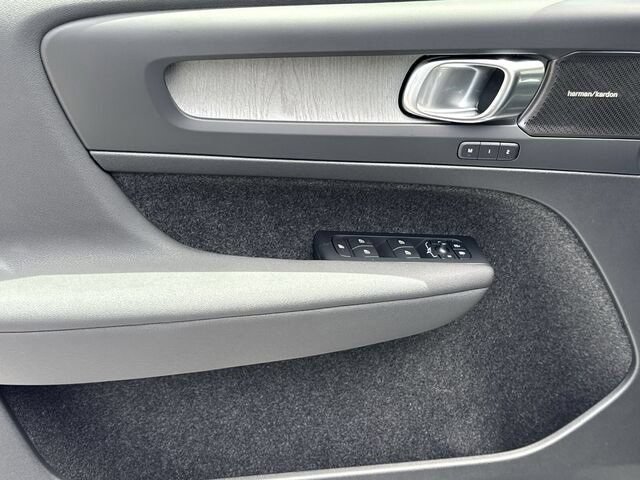 New 2024 Volvo XC40 B5 Plus w/ Climate Package AWD/4WD image 17