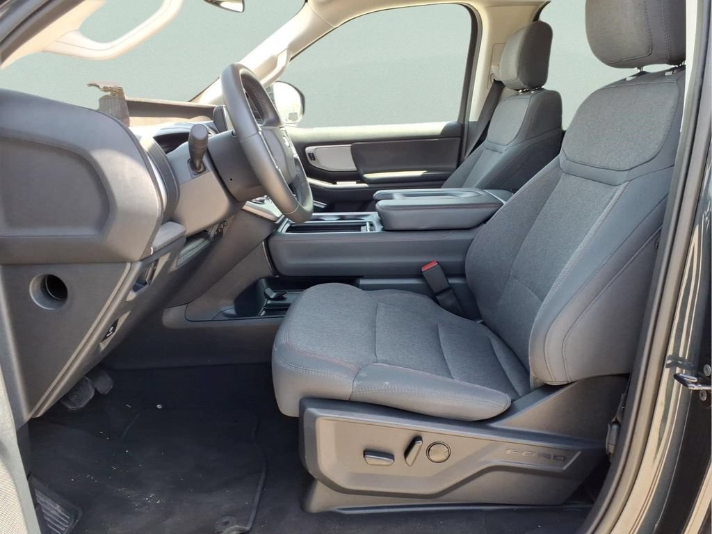 Used 2025 Ford Expedition Active RWD image 10