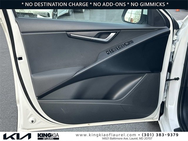 Used 2025 Kia Niro LX image 19