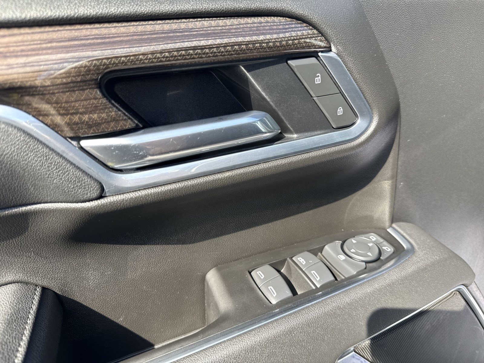 Used 2025 Chevrolet Silverado 1500 LT AWD/4WD image 13