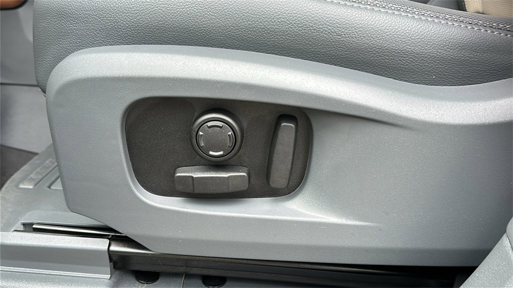 Certified 2023 Land Rover Defender 110 X-Dynamic SE image 11