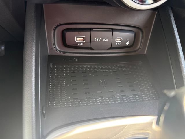 Used 2024 Hyundai Venue Limited image 28