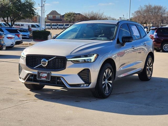 Used 2025 Volvo XC60 B5 Core image 11