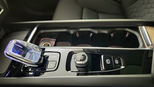 New 2026 Volvo XC60 T8 Plus w/ Climate Package PRO AWD/4WD image 17