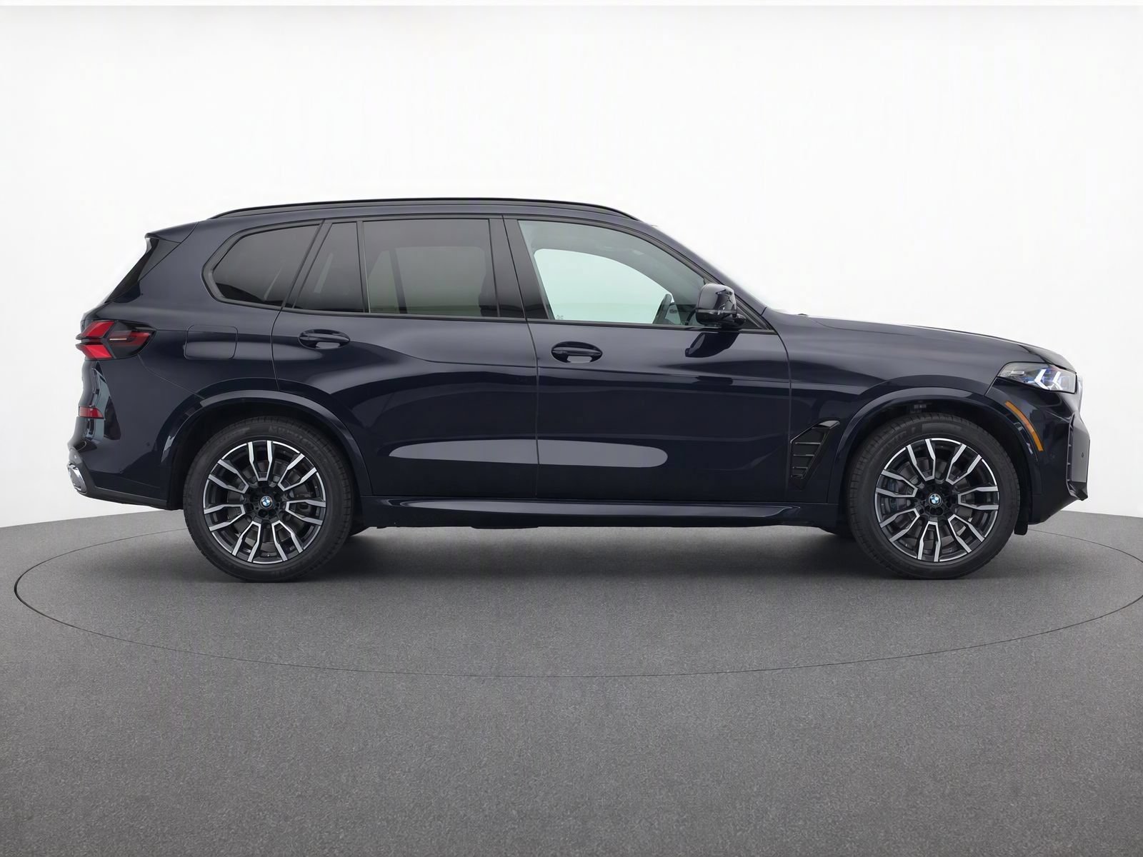 Certified 2024 BMW X5 xDrive40i w/ M Sport Package AWD/4WD image 4