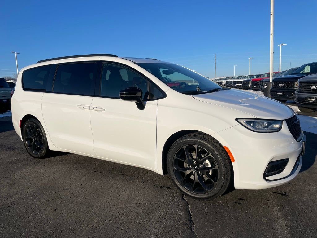 Used 2025 Chrysler Pacifica Limited image 2