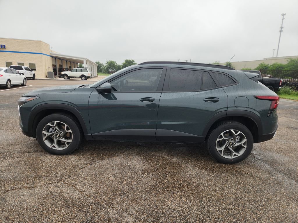 Used 2025 Chevrolet Trax LT FWD image 4