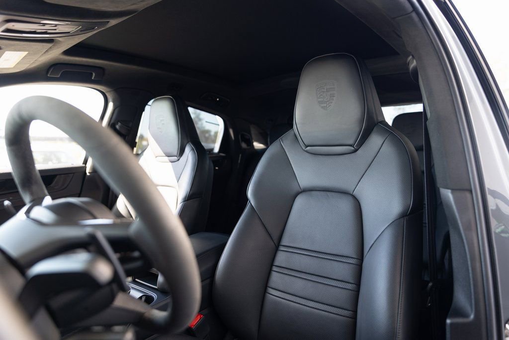 Certified 2025 Porsche Cayenne GTS image 5