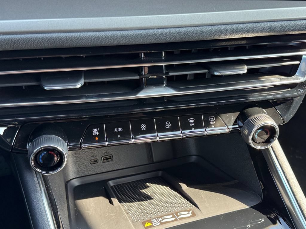 New 2026 Chevrolet Traverse LT w/ Sun and Wheel Package FWD image 18
