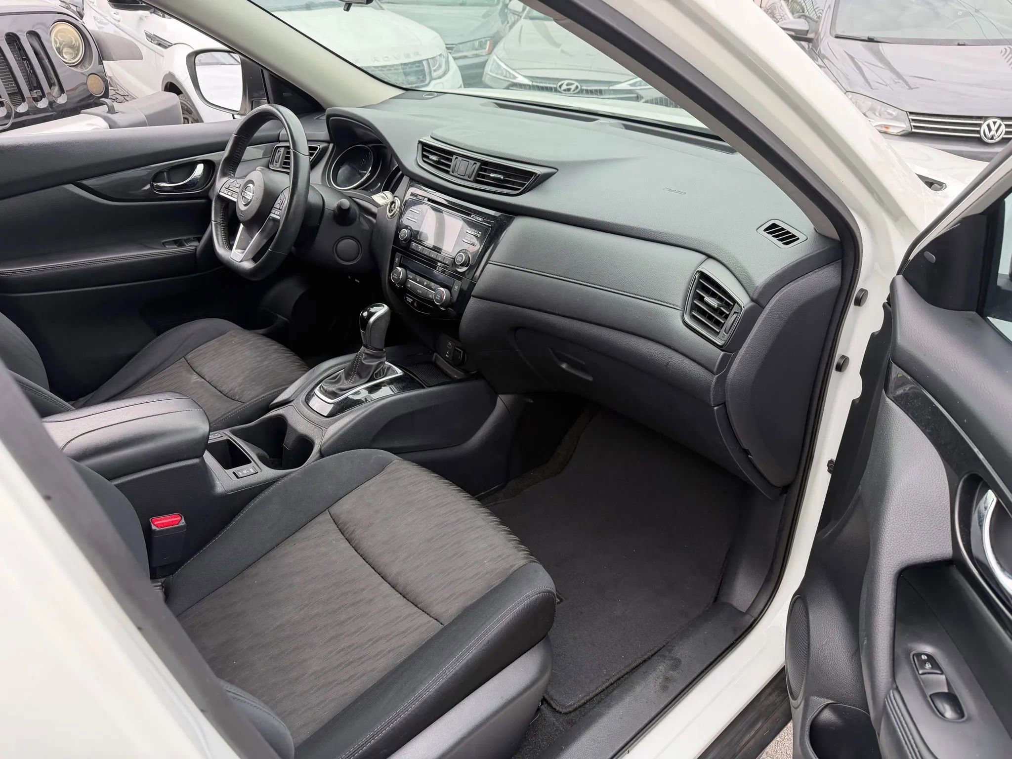 Used 2017 Nissan Rogue SV image 8