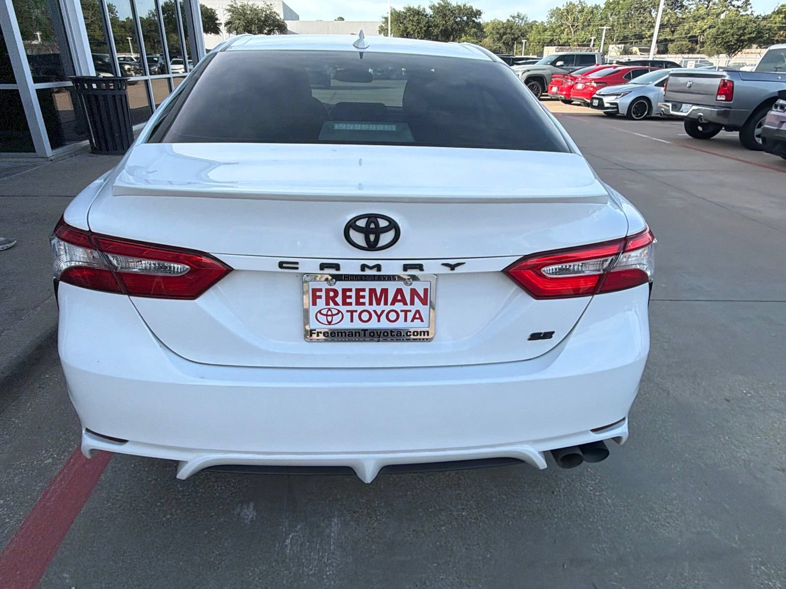 Used 2020 Toyota Camry SE w/ Convenience Package FWD image 7
