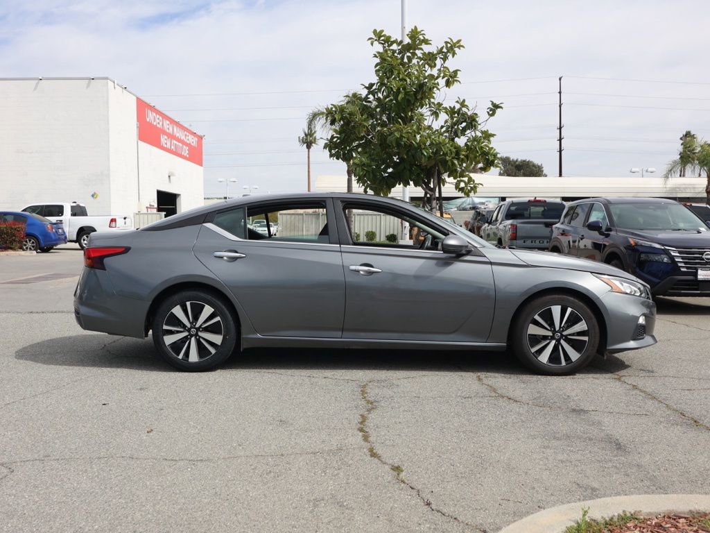 Used 2021 Nissan Altima 2.5 SV w/ SV Premium Package image 3