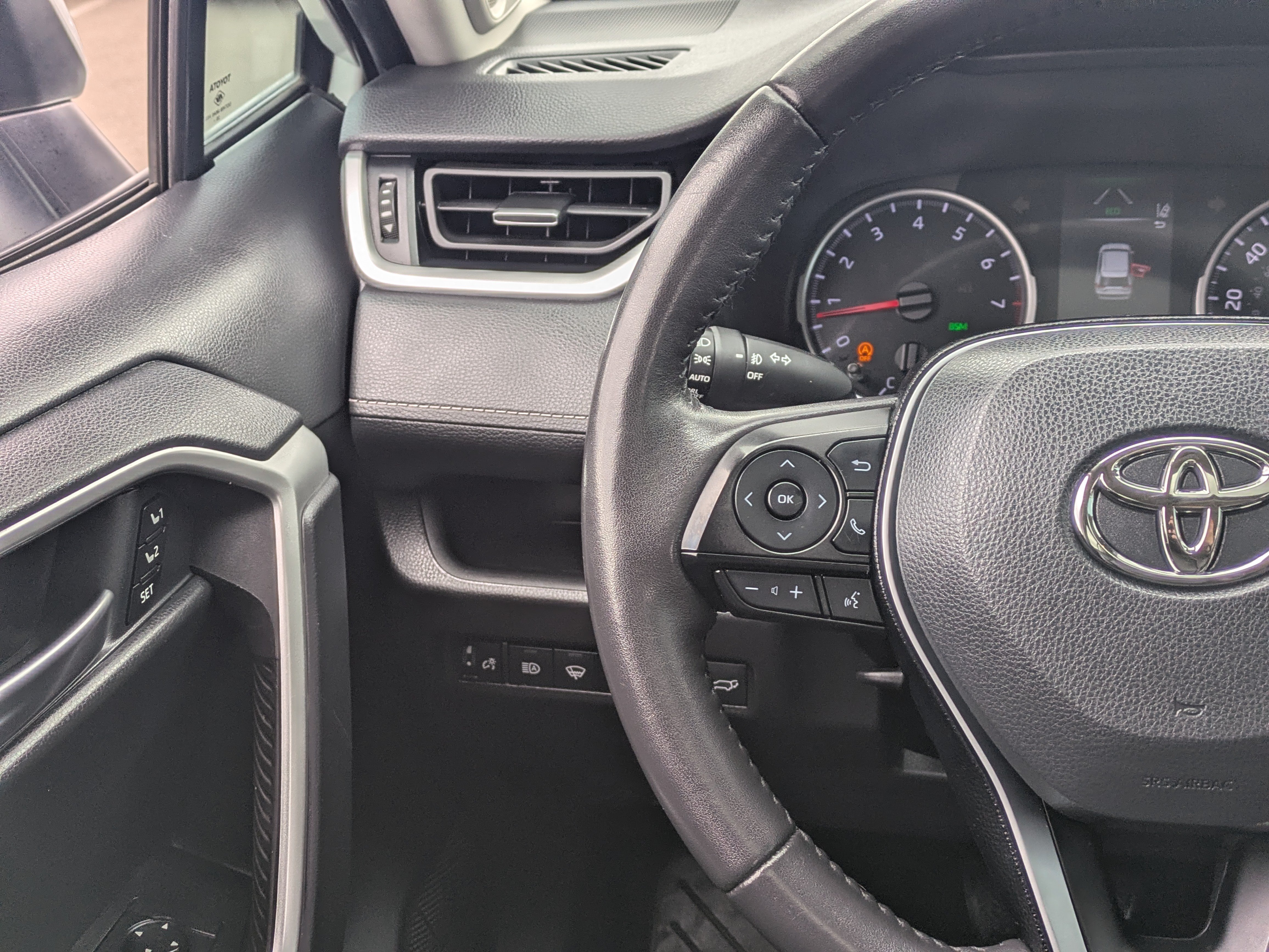 Used 2021 Toyota RAV4 XLE Premium FWD image 23